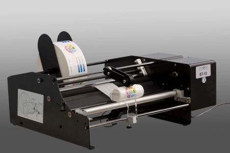 <ol><li>Self Adhesive Labelling<li>Space saving table top labeller<li>Arm with roller to hold containers from top<li>Side guides for perfect alignment<li>Compact Table Top Machine</ol>